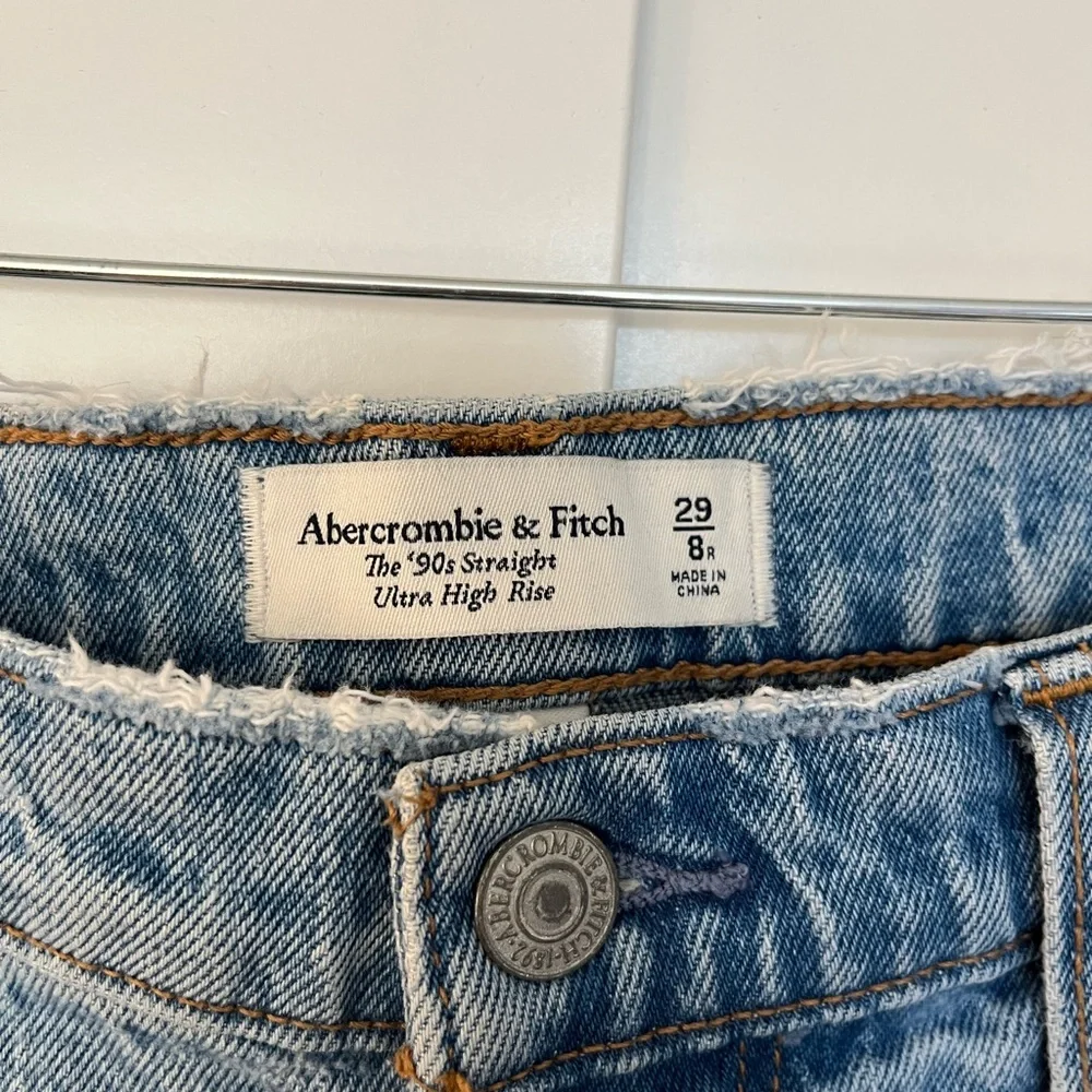 Abercrombie Ultra High Rise 90s Straight Jeans - Picture 4 of 5